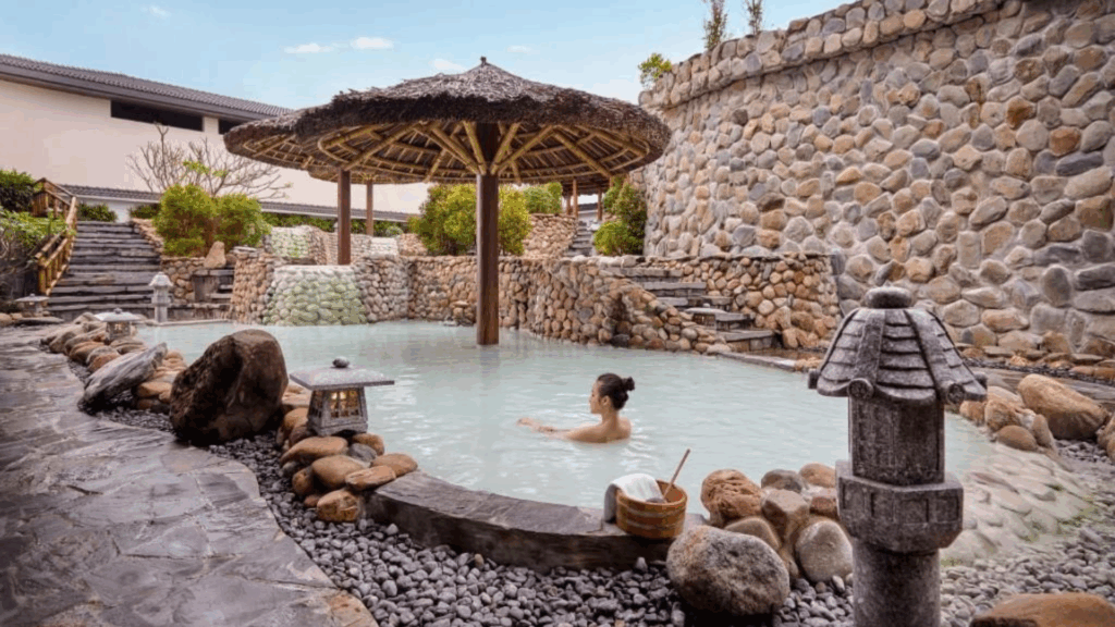 Trải nghiệm tắm khoáng nóng kiểu Nhật tại Kawara Mỹ An Onsen Resort.