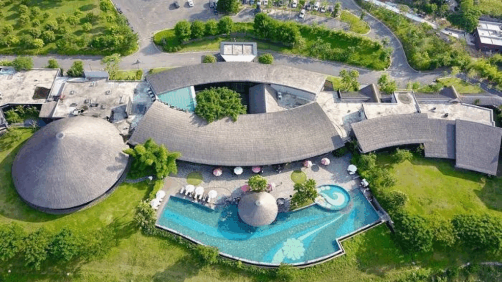Toàn cảnh Serena Resort Kim Bôi với thiết kế độc đáo bên dòng sông Bôi, nổi bật với tổ hợp bể bơi khoáng Onsen ngoài trời sử dụng nguồn nước nóng tự nhiên.