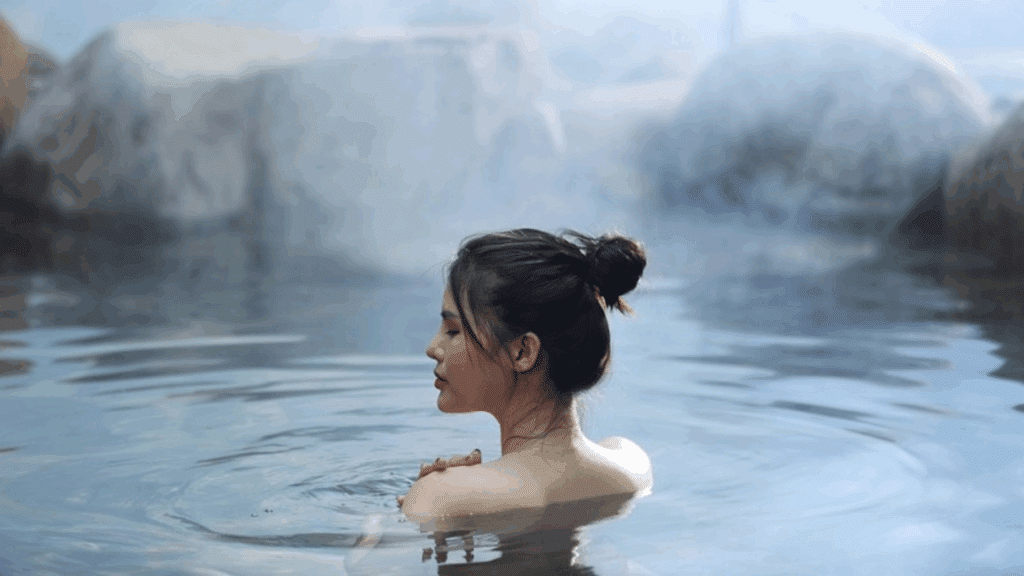 Ngâm mình trong làn nước ấm tại onsen và nhẹ nhàng xoa bóp vùng cổ, vai.